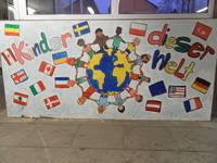 Wandbild: Kinder dieser Welt mit Weltkugel, Kindern und Flaggen